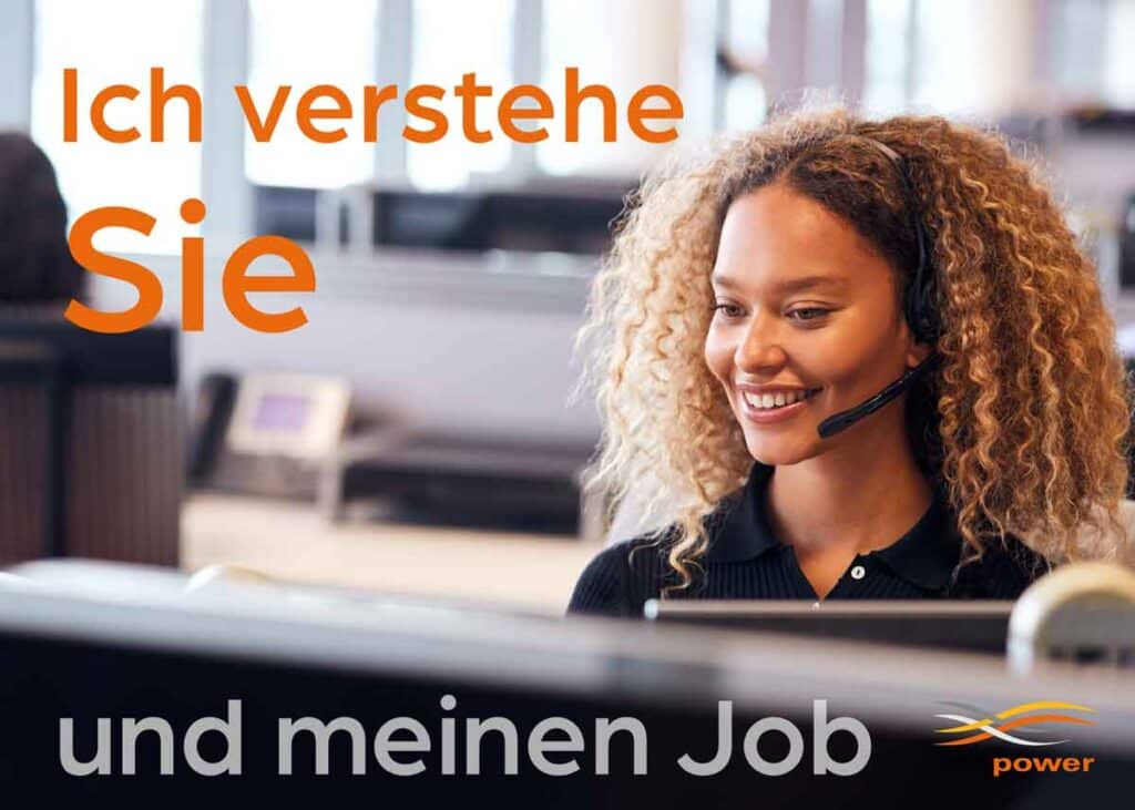 A friendly call centre employee with a headset smiles as she works at a desk. In the background, a modern office with computers and telephones can be seen. The text reads: „I understand you and my job.“ The Telepower logo is in the bottom right. The scene conveys competence and customer focus.